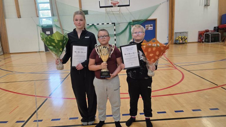 Birna Dröfn Vignisdóttir ásamt Matthíasi Þeyr Péturssyni og Ágústi Andra Barkarsyni sem tóku á móti verðlaunum fyrir hönd Benedikts Gunnars.